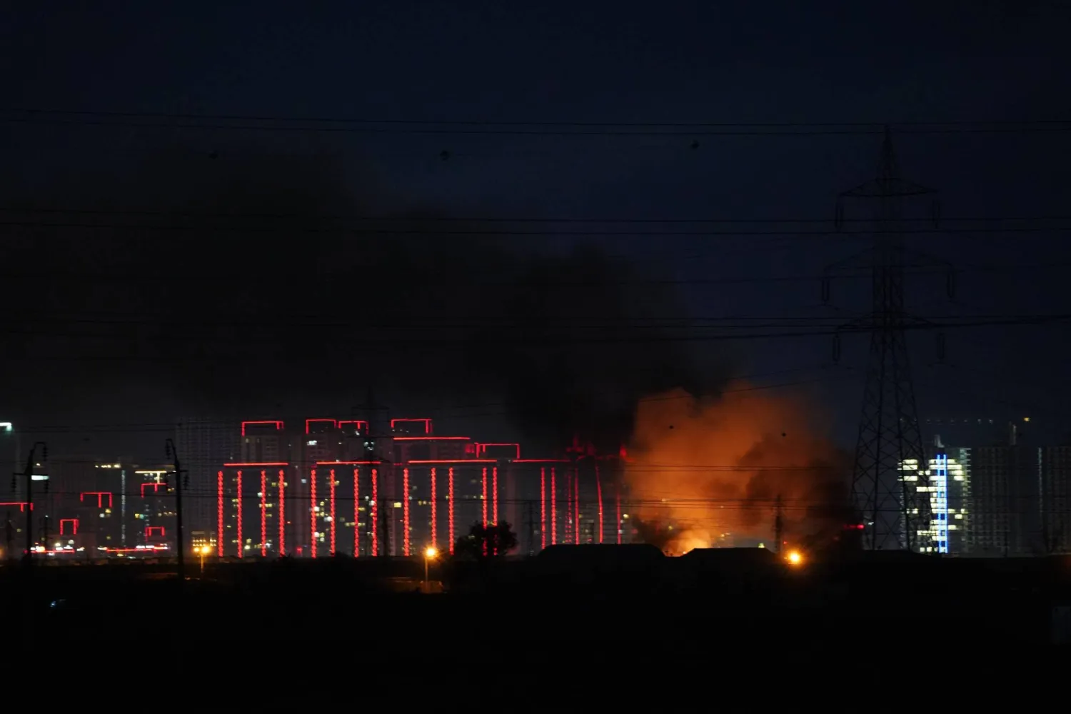 تصاعد الدخان واللهب قرب «مطار أربيل الدولي» في كردستان العراق عقب تفجيرات نفّذتها أنظمة الدفاع الجوي بعمليات اعتراض مكثفة (د.ب.أ)