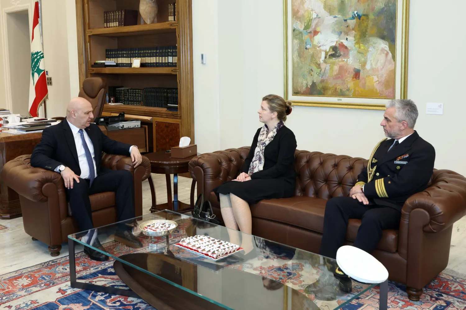 الرئيس حوزيف عون مستقبلاً القائمة بأعمال السفارة الألمانية في بيروت التي اطلعت على الشروحات حول موقف لبنان من التطورات العسكرية وقرار الحكومة تطبيق حصرية السلاح بيد الدولة (الرئاسة اللبنانية)