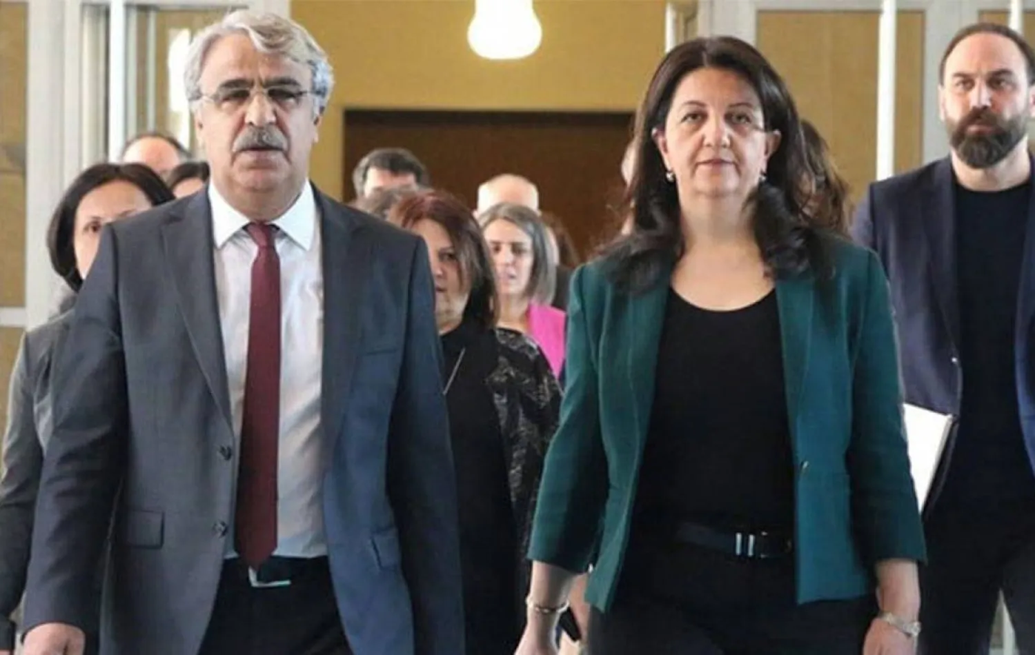 نائبا حزب «الديمقراطية والمساواة للشعوب» التركي المؤيد للأكراد عضوا «وفد إيمرالي» بروين بولدان ومدحت سانجار (من حساب الحزب في «إكس»)