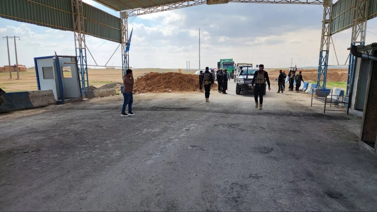 الأمن الداخلي يبدأ بتحويل حواجز «قسد» إلى حواجز مشتركة برفع الكتل الأسمنتية من الطرق المؤدية للحسكة (إكس)