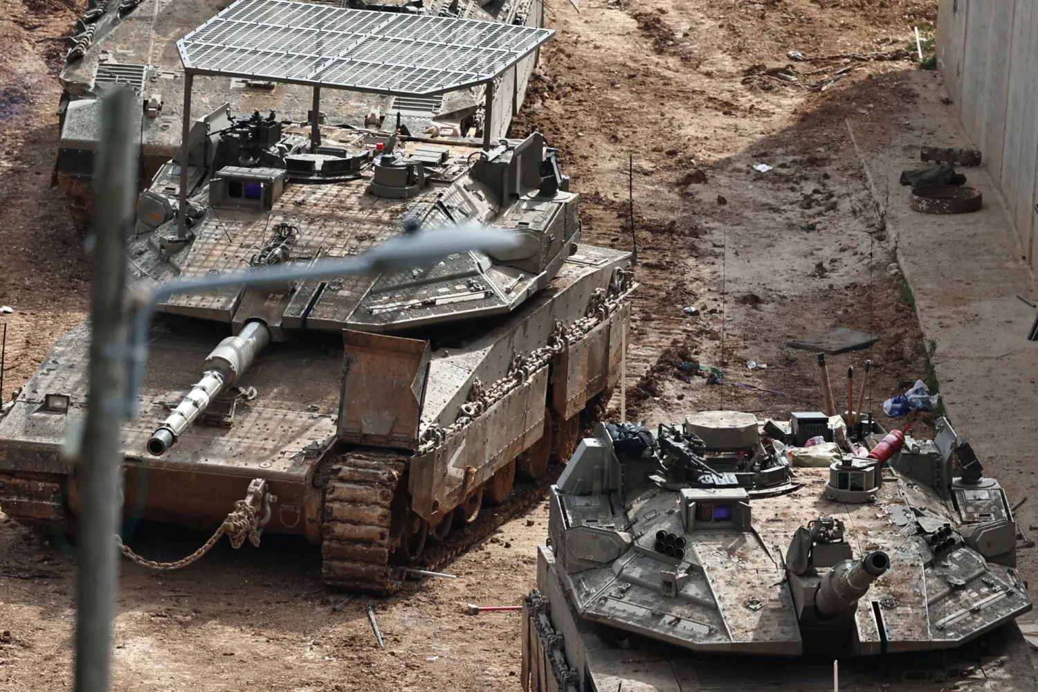 دبابات إسرائيلية على الحدود مع لبنان (إ.ب.أ)