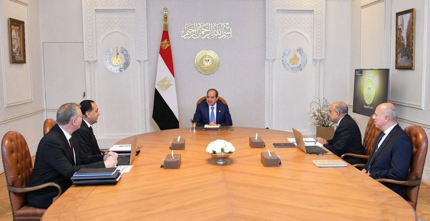 الرئيس السيسي خلال اجتماع مع رئيس الوزراء لمتابعة مستجدات ملف المواد البترولية (الرئاسة المصرية)