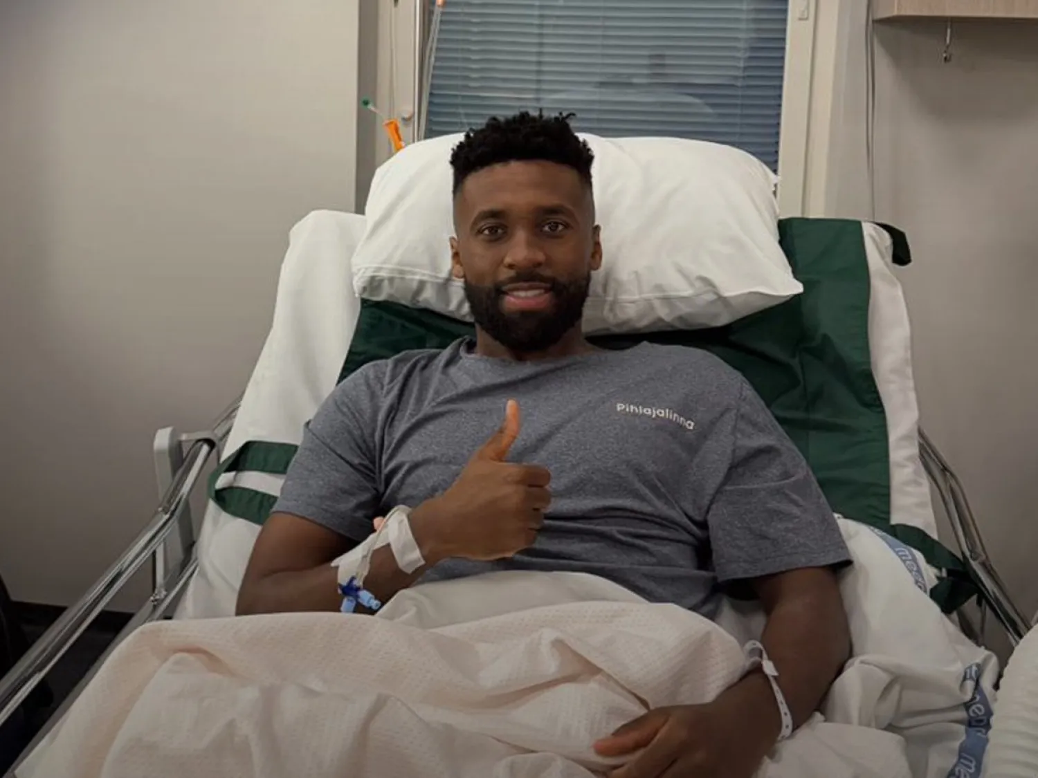 اليامي على السرير الأبيض بعد إجرائه العملية (موقع النادي)