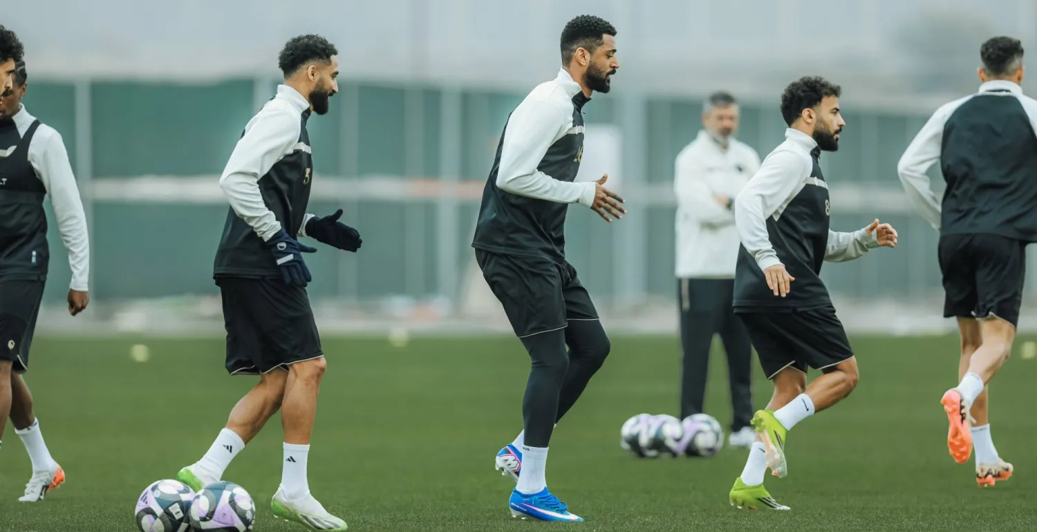 لاعبو ضمك خلال تدريباتهم الأخيرة (موقع النادي)