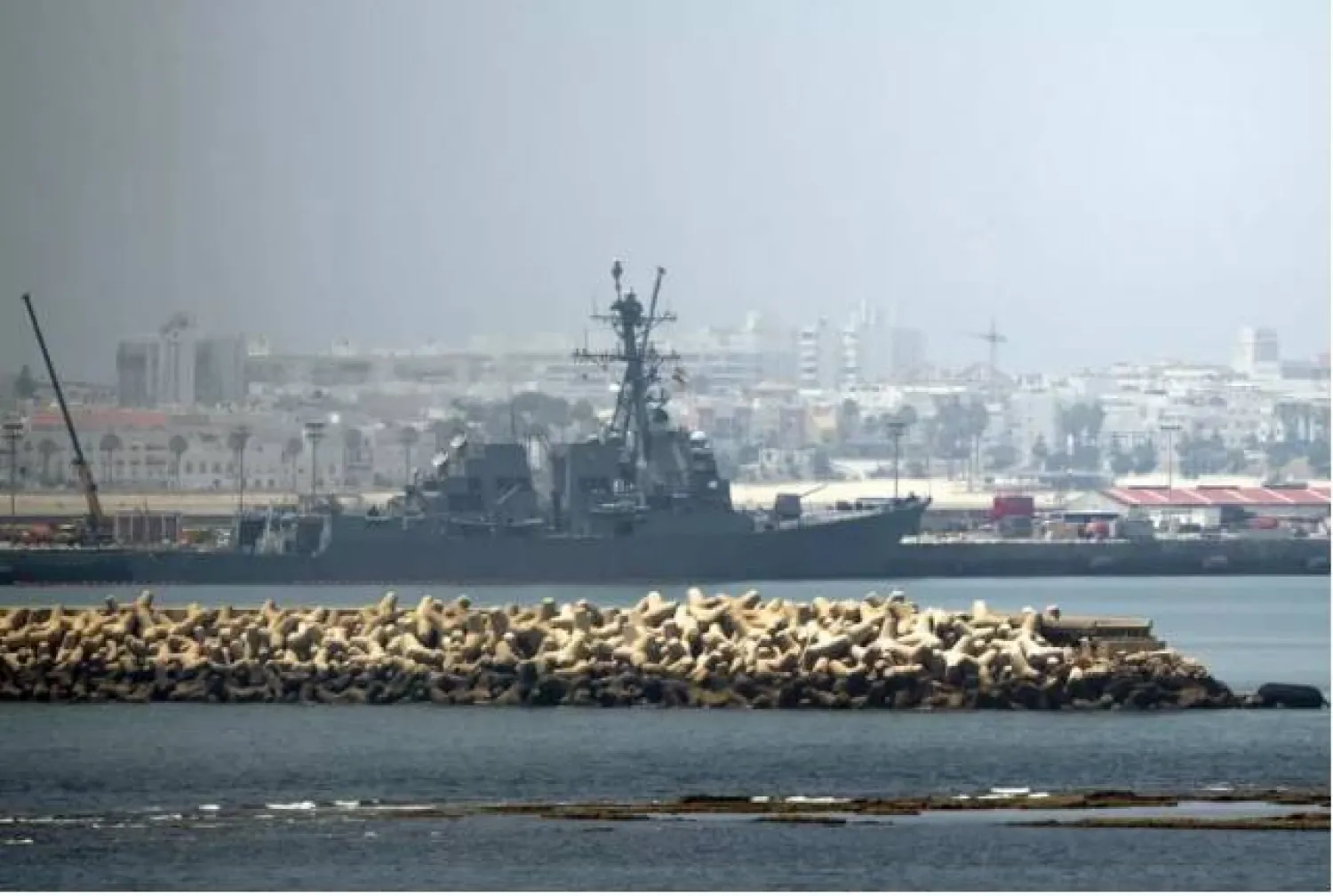 سفينة حربية راسية في القاعدة البحرية الأميركية الإسبانية في روتا بجنوب إسبانيا (أ.ف.ب) 