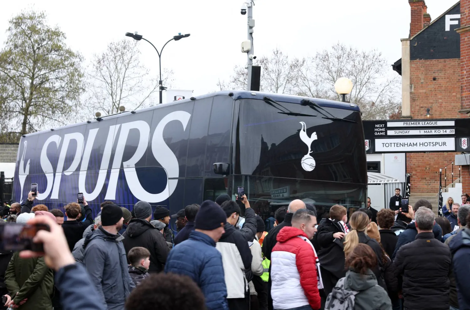 حافلة توتنهام محاطة بالجماهير قبل إحدى المباريات في الدوري الإنجليزي (رويترز)