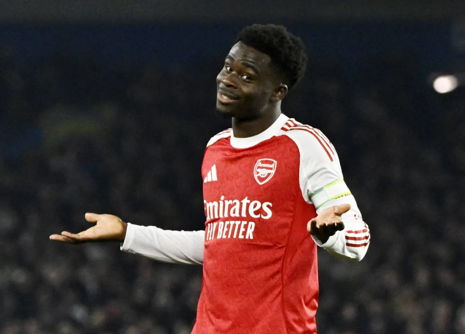 ساكا محتفلا بالهدف على طريقته الخاصة (رويترز)