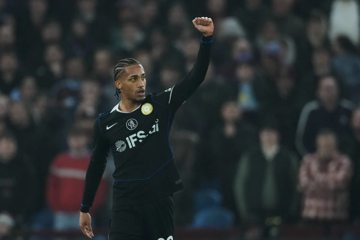 بيدرو محتفلا بأحد أهدافه في المباراة (أ.ب)