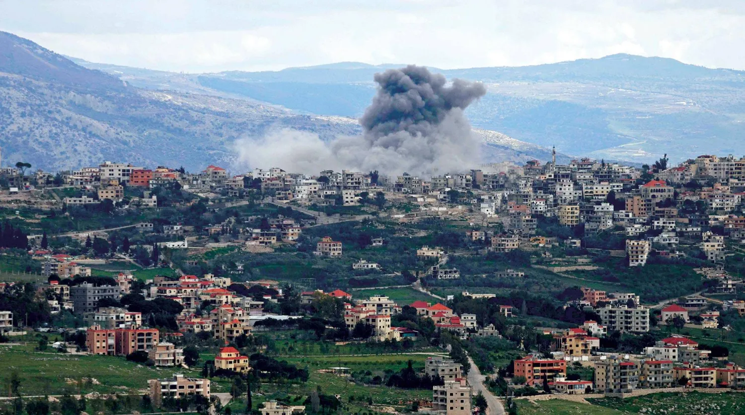  الدخان يتصاعد من مدينة الخيام بعد قصف إسرائيلي استهدف أحد أحيائها بالتزامن مع توغل الدبابات فيها (أ.ف.ب)