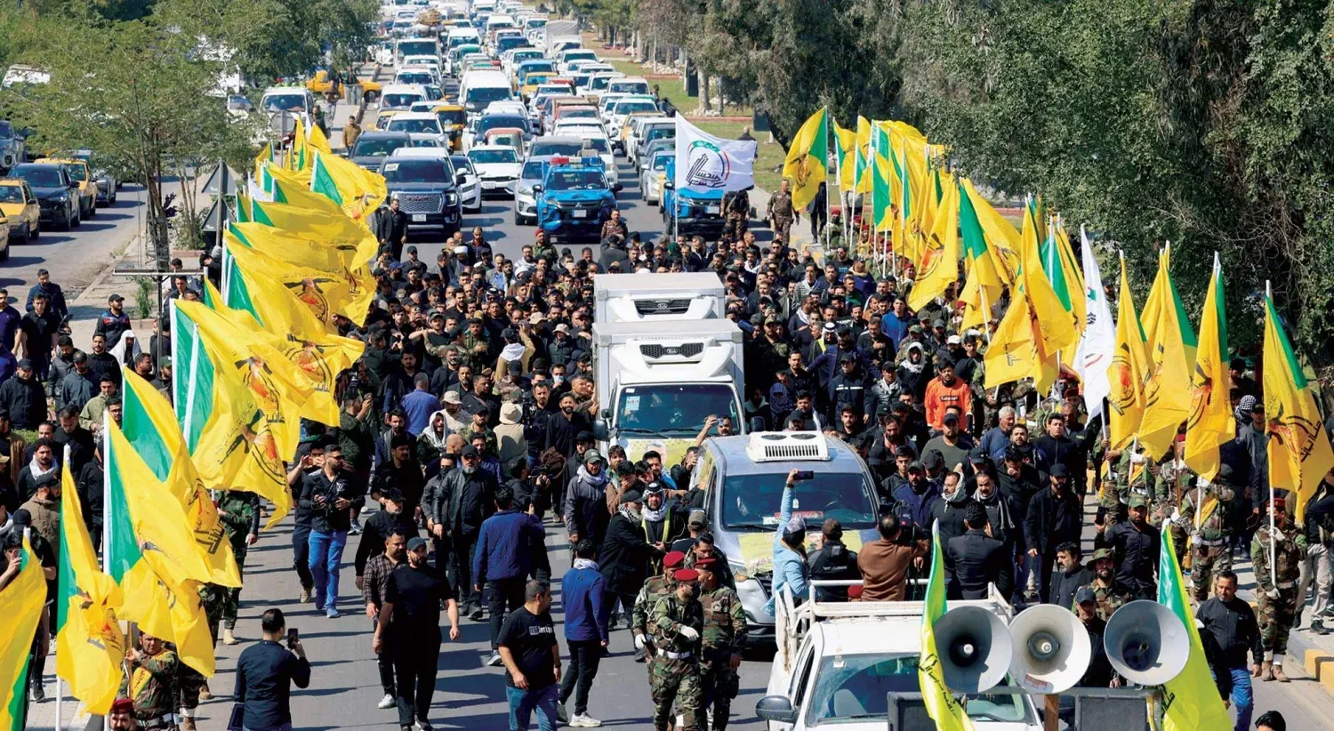 Bağdat'ta, Haşdi Şabi karargahını hedef alan hava saldırısında öldürülen Irak Hizbullah üyeleri için düzenlenen cenaze töreni (Reuters)