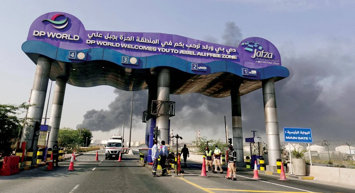  تصاعد الدخان من ميناء جبل علي بالإمارات بعد هجوم إيراني (رويترز)