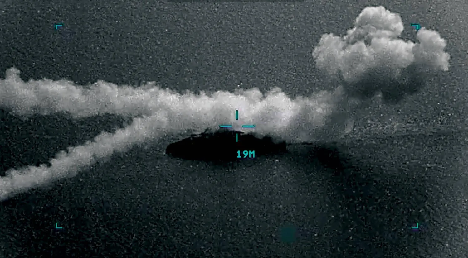  صورة نشرتها «سنتكوم» عن استهدافها سفناً حربية إيرانية مشيرة إلى سفينة من طراز «سليماني»