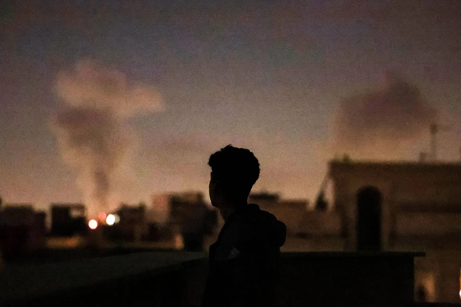 تصاعد الدخان جراء الغارات على طهران (أ.ف.ب)