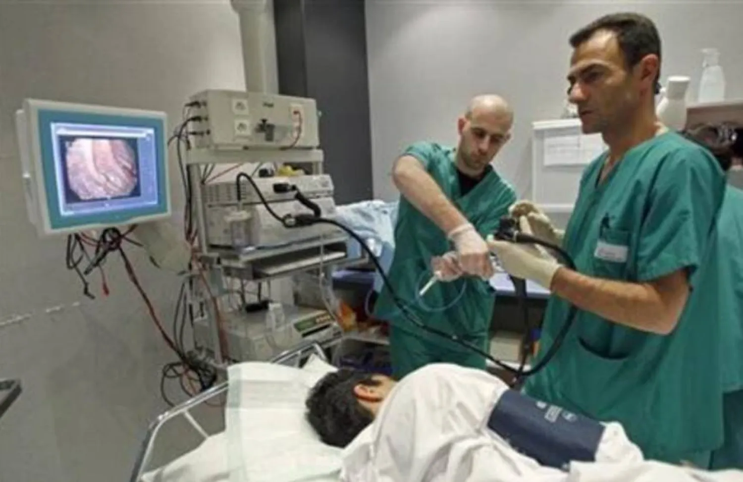 يتزايد خطر الوفاة بسرطان القولون والمستقيم لدى الأجيال الأصغر من الرجال والنساء (أرشيفية - رويترز)