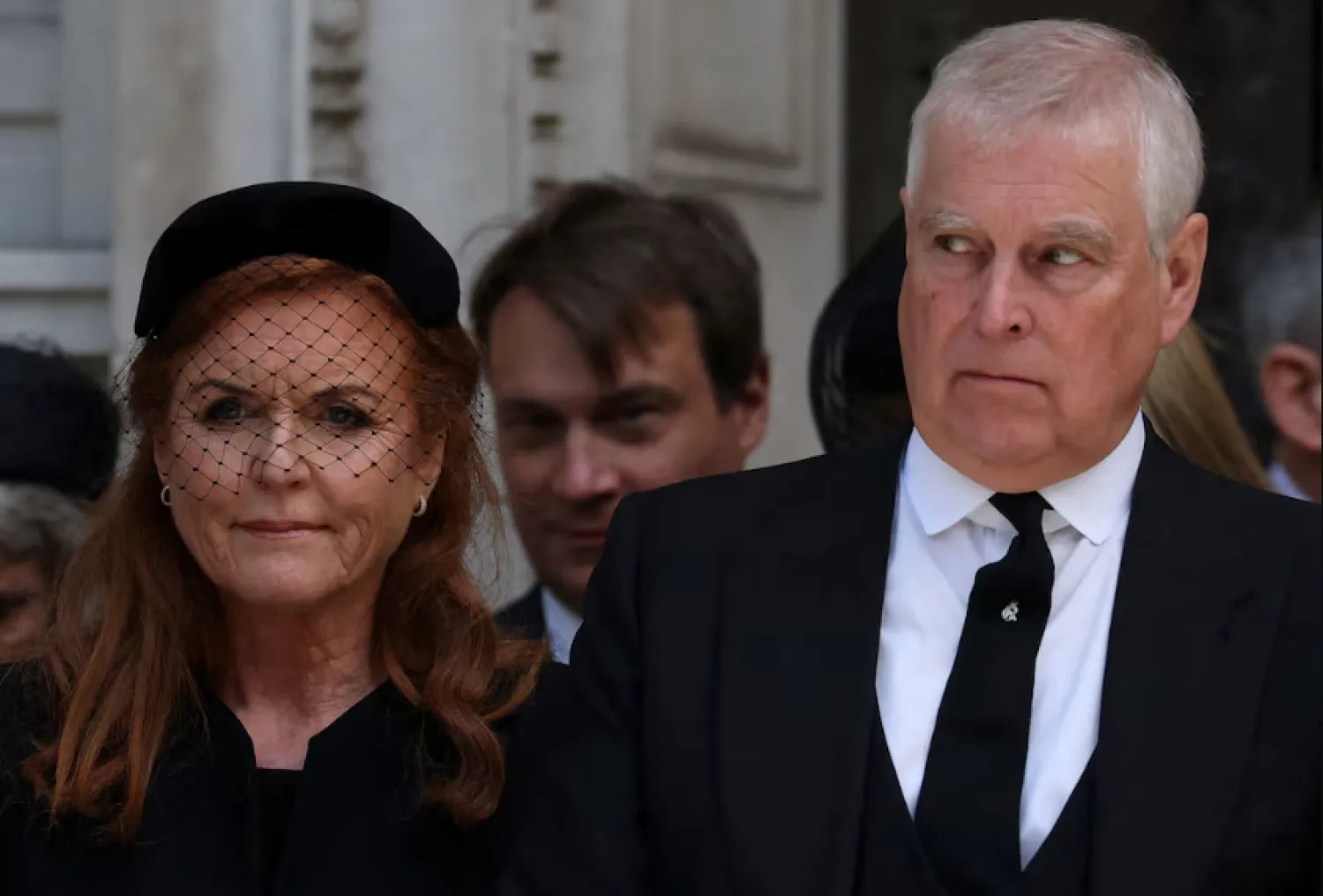 سارة فيرغسون تقف الى جانب طليقها الأمير البريطاني السابق أندرو (رويترز)