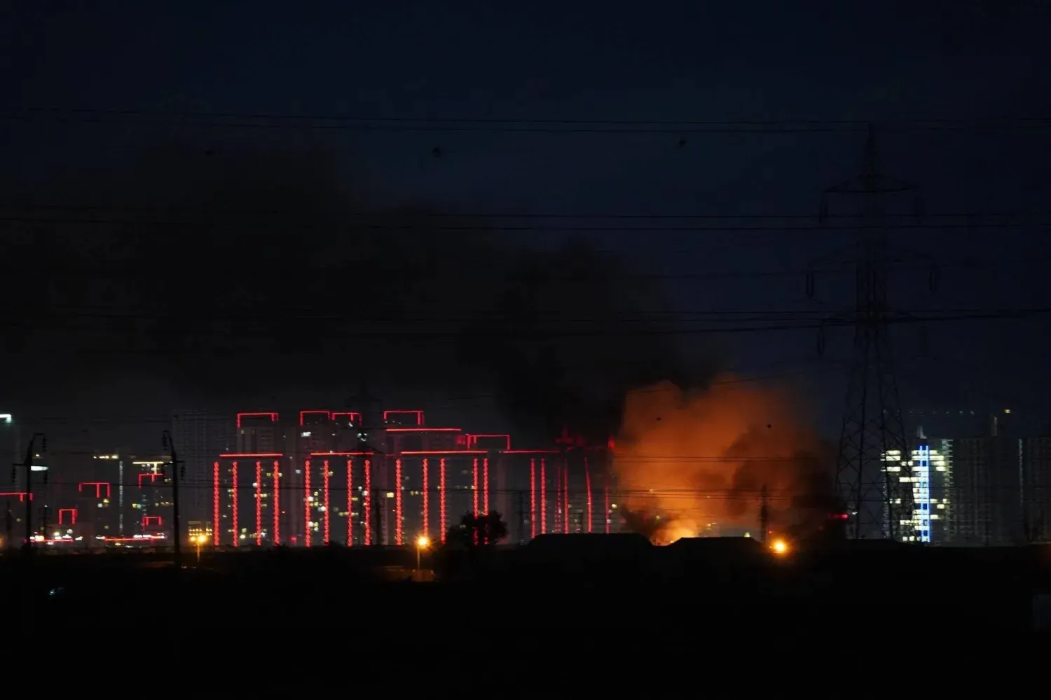 Smoke and flames rise near Erbil International Airport in Iraq’s Kurdistan Region following explosions caused by intensive interception operations carried out by air defense systems (dpa)