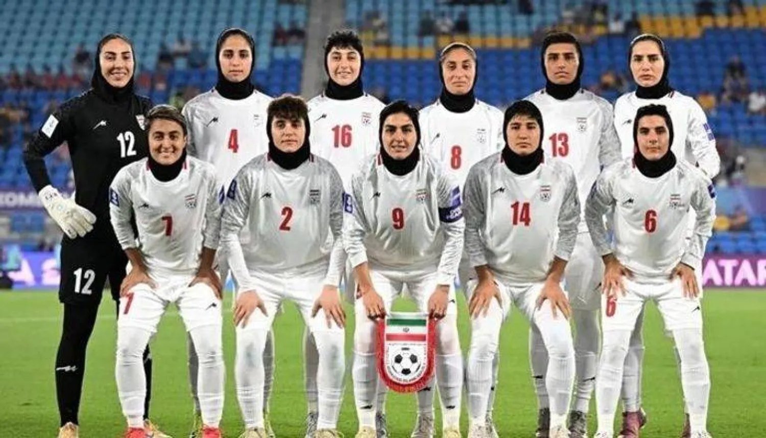 قامت لاعبات المنتخب الإيراني لكرة القدم للسيدات بترديد النشيد الوطني لبلادهم أثناء عزفه (إكس)