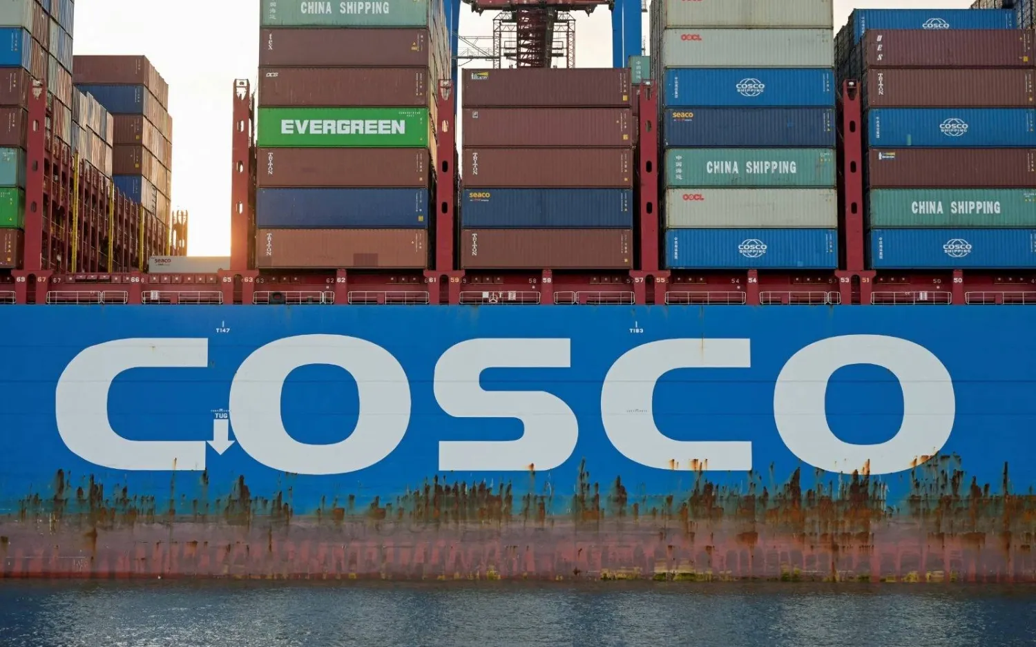 سفينة الشحن التابعة لشركة «كوسكو» في محطة حاويات (رويترز)