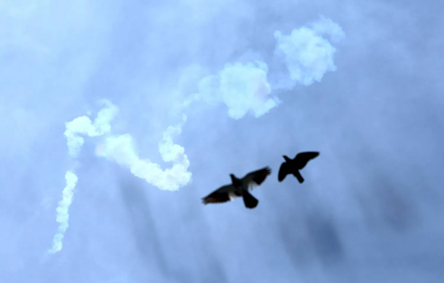 دخان صواريخ تم اعتراضها يظهر في سماء الدوحة (إ.ب.أ)