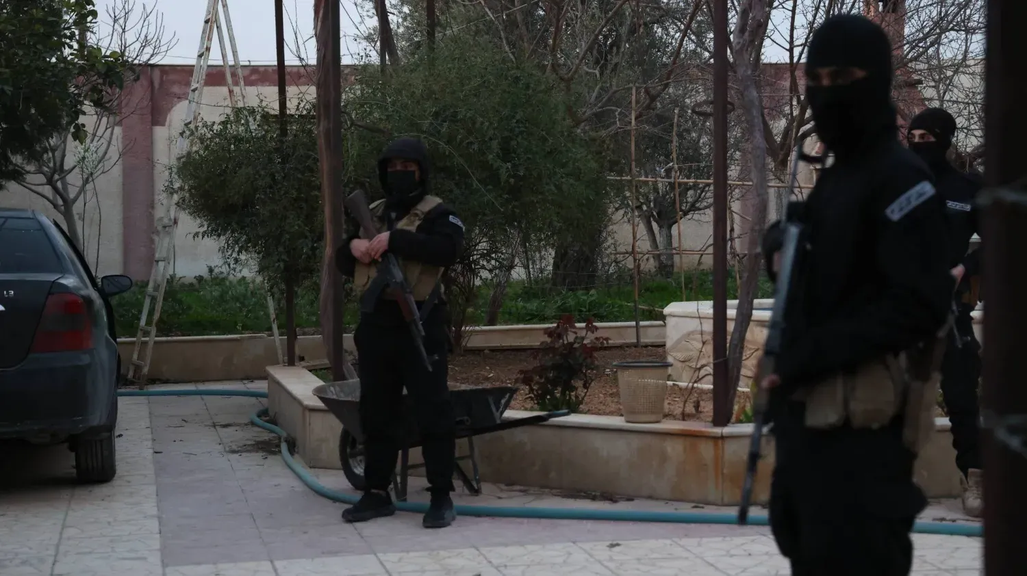 Suriye iç güvenlik güçleri, Şam'da uzaktan kumandayla patlatılmak üzere hazırlanmış bir bomba yüklü aracı yakaladı, (Suriye İçişleri Bakanlığı)