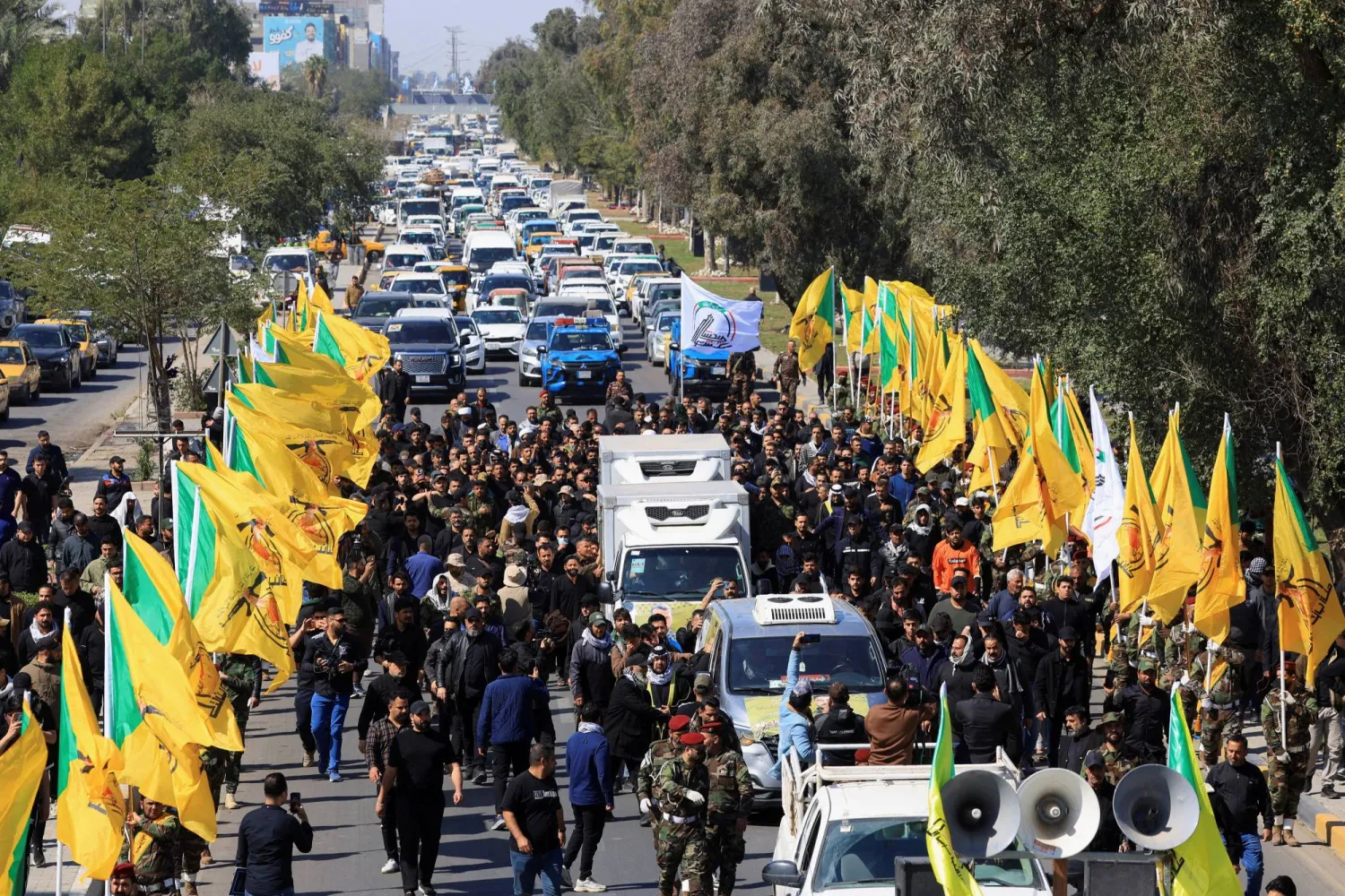 تشييع عناصر من «كتائب حزب الله» في بغداد قُتلوا بغارة جوية قرب حي القائم على الحدود مع سوريا 2 مارس 2026 (رويترز)