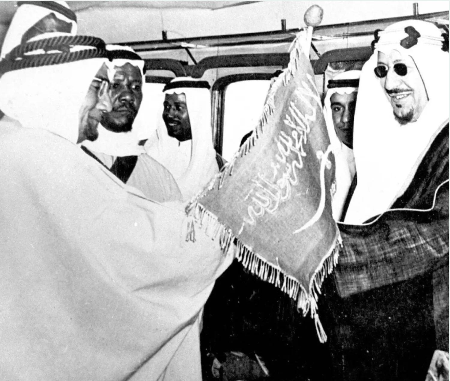 الملك سعود يتسلم العَلَم السعودي في إحدى المناسبات (واس) 