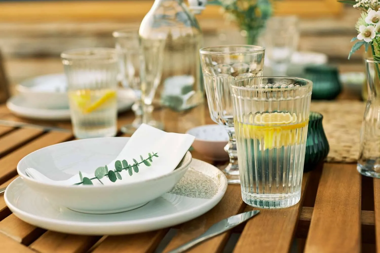 رشفات الماء المعتدلة خلال الطعام لا تؤدي إلى إبطاء الهضم (مجلة ريل سمبل)