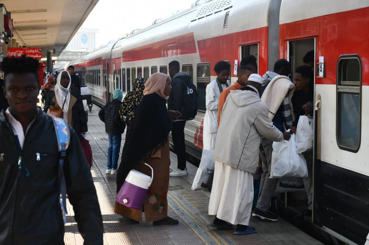 سودانيون عائدون إلى وطنهم يستقلون القطار من محطة رمسيس بالقاهرة (مجلس الوزراء المصري)