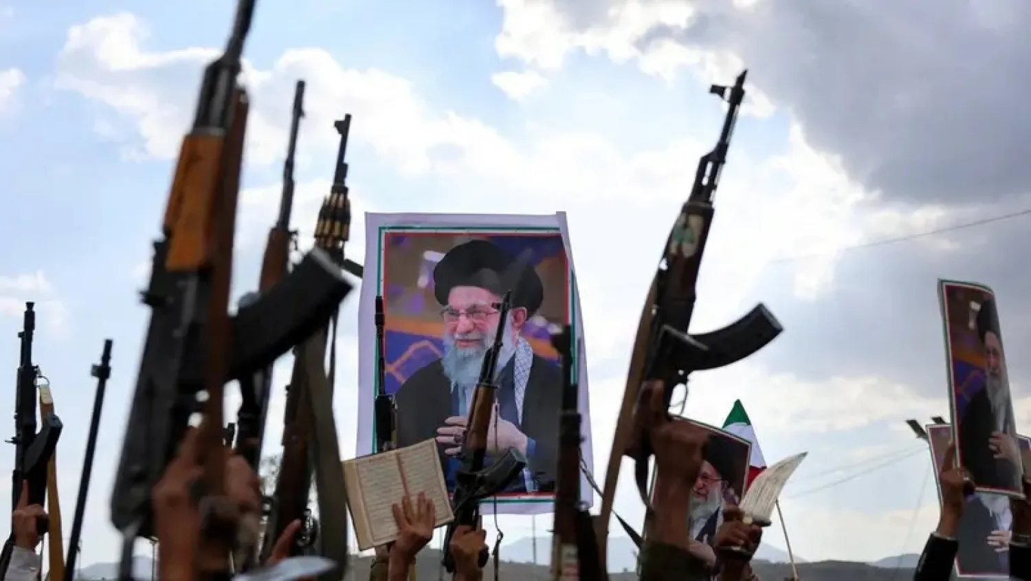 الجماعة الحوثية تنشر صوراً عملاقة للمرشد الأعلى علي خامنئي في صنعاء عقب مقتله (رويترز)