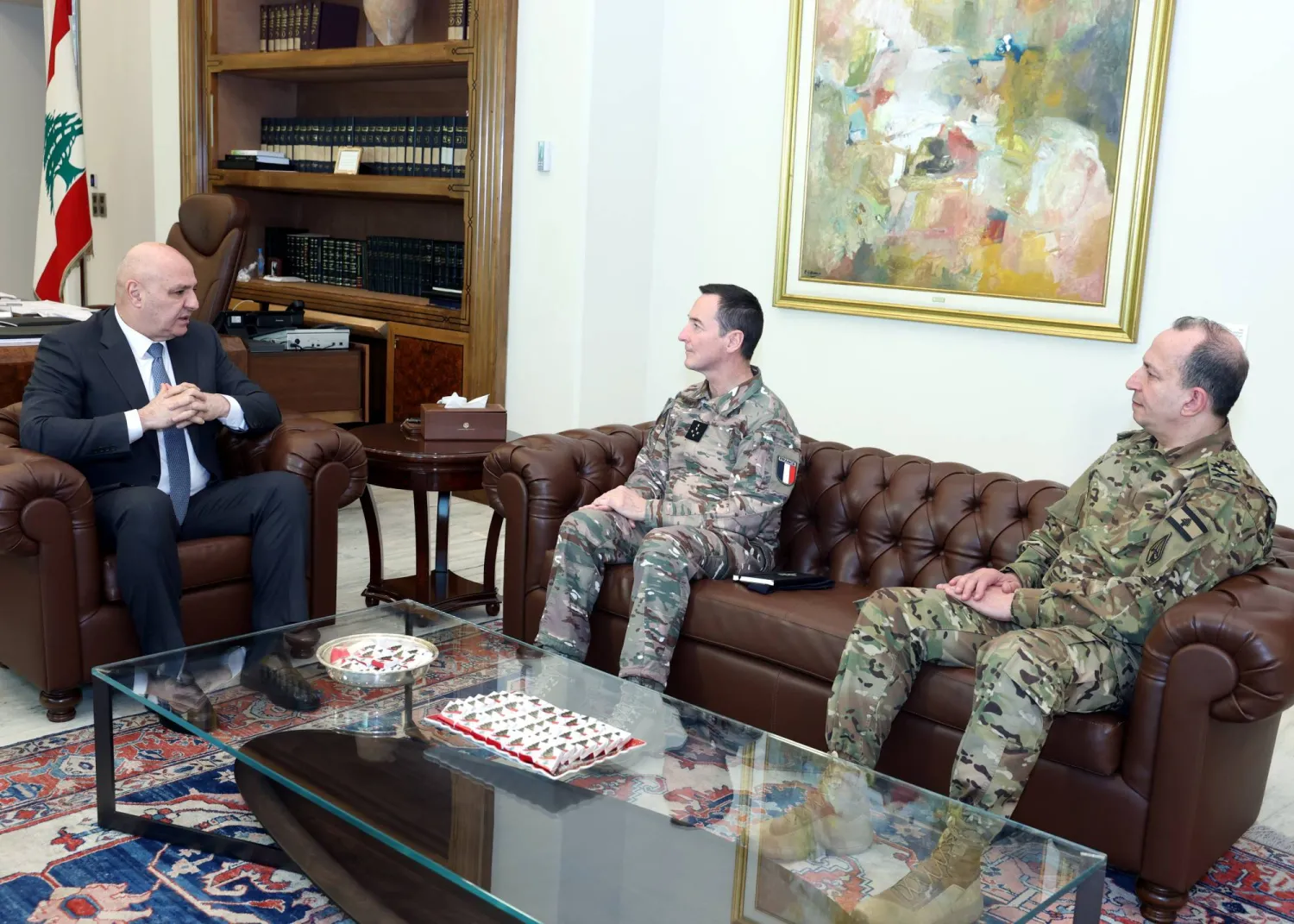 الرئيس جوزيف عون يلتقي بحضور قائدِ الجيش العماد رودولف هيكل رئيسَ أركان القوات المسلحة الفرنسية موفداً من الرئيس الفرنسي إيمانويل ماكرون (الرئاسة اللبنانية)