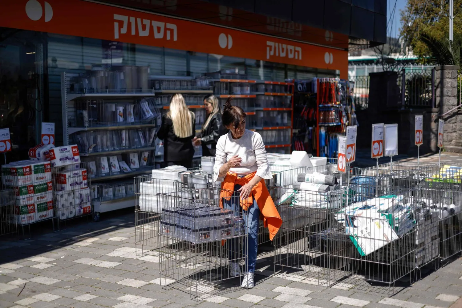 متجر إسرائيلي بمدينة كريات شمونة الشمالية القريبة من الحدود اللبنانية يعيد فتح أبوابه في 5 مارس 2026 (أ.ف.ب)