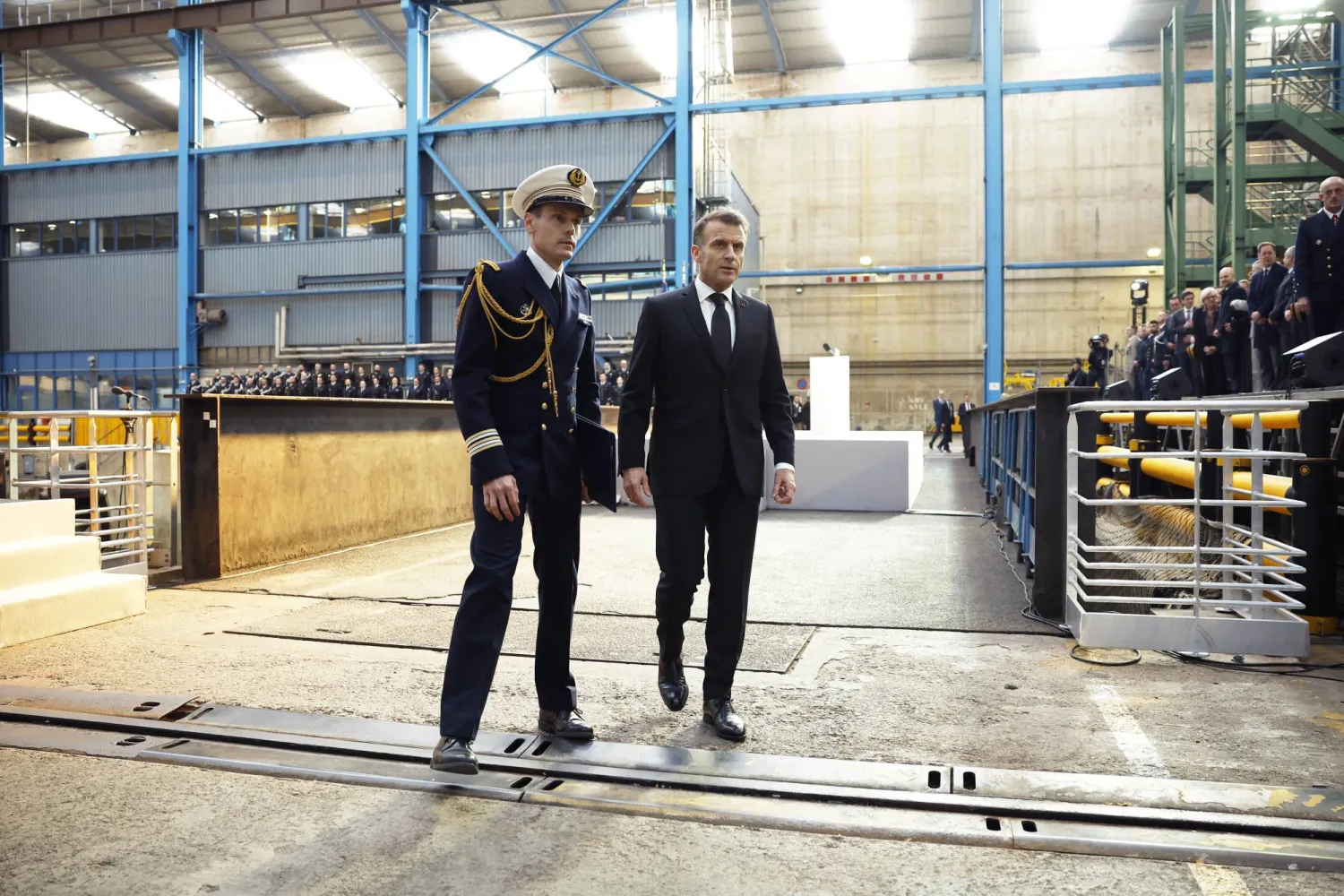 الرئيس الفرنسي إيمانويل ماكرون خلال زيارته بداية الشهر الحالي إلى القاعدة البحرية في جزيرة «إيل لونغ» التي تؤوي الغواصات الحاملة للرؤوس النووية (رويترز)