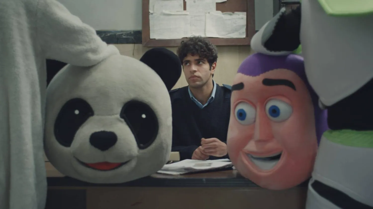 لقطة من «خروج آمن» (ماد سوليوشن) 
