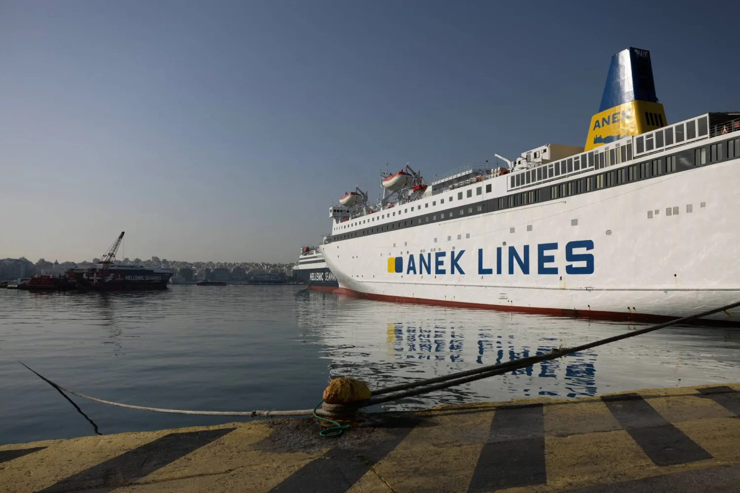 سفن راسية في الميناء مع إضراب بحارة لمدة 24 ساعة للمطالبة بعودة الطواقم العالقة بمضيق هرمز في أعقاب تصاعد الصراع في منطقة الشرق الأوسط - بيرايوس باليونان 5 مارس 2026 (رويترز)