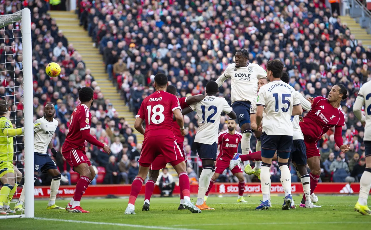 رأسية فان دايك في طريقها لمعانقة شباك وستهام  من ركلة ركنية (إ.ب.أ)
