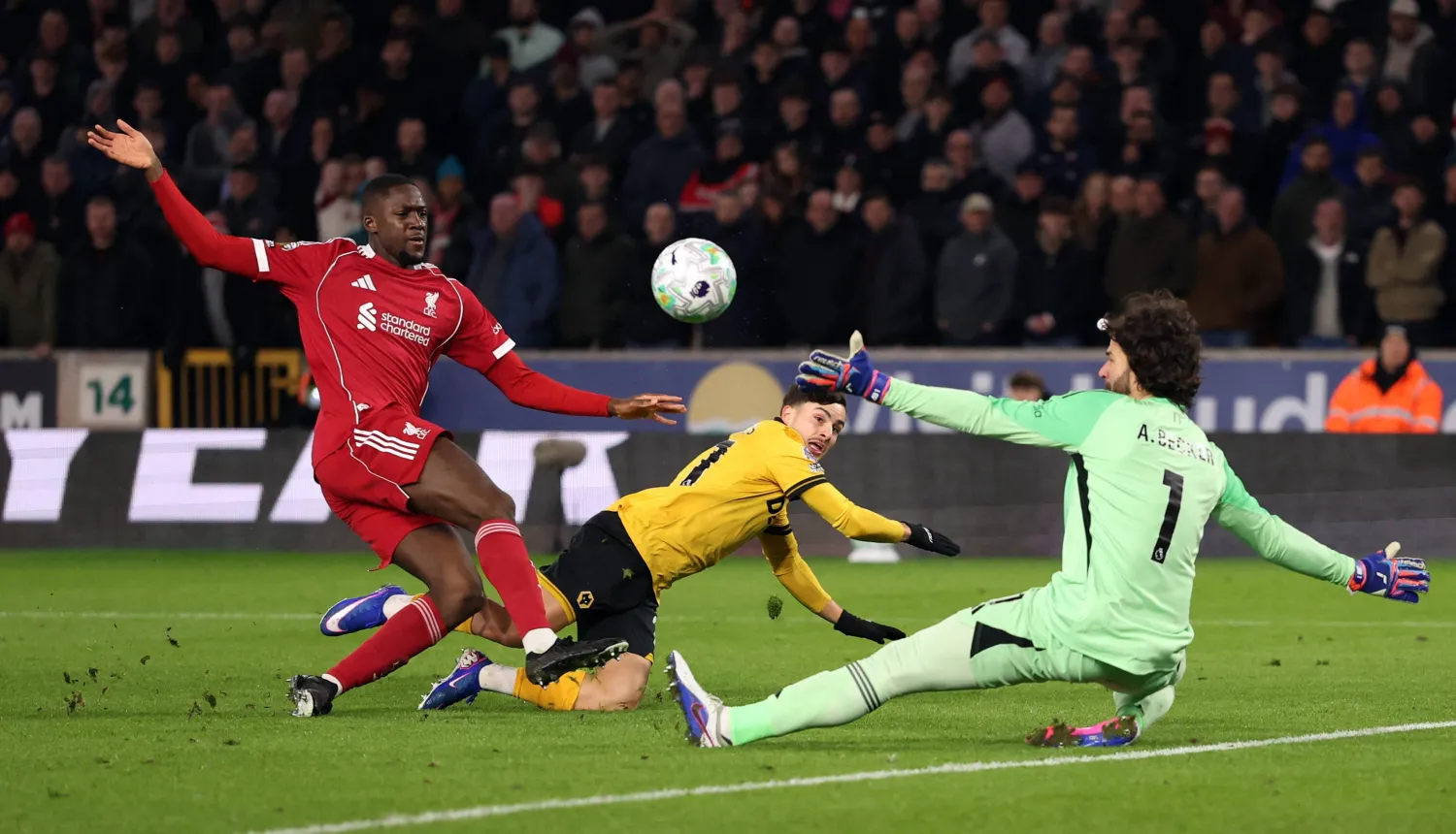 غوميز لاعب ولفرهامبتون (في الوسط) يسجل في مرمى ليفربول بالدوري في لقاء سيتجدد اليوم بالكأس (رويترز)