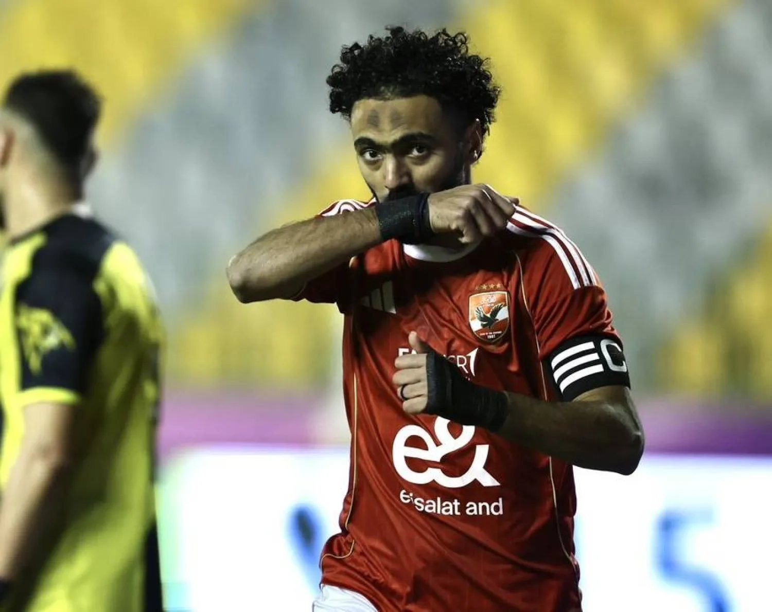 الشحات لاعب الأهلي يحتفل بهدفه في المقاولون العرب (موقع النادي)