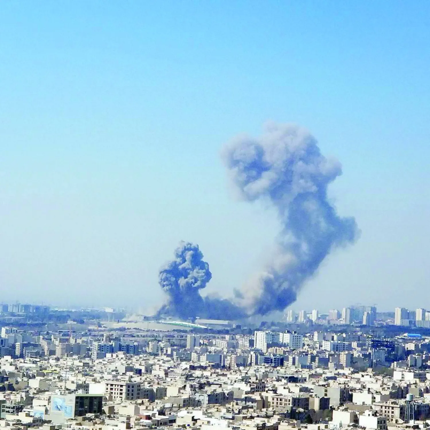 
ألسنة الدخان تتصاعد بعد غارة جوية على قاعدة تابعة لـ«الحرس الثوري» في غرب طهران أمس (شبكات التواصل الاجتماعي)