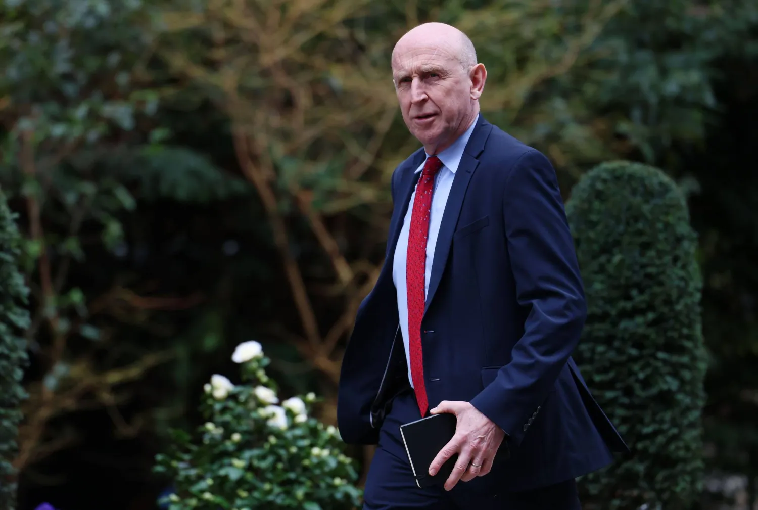 وزير الدفاع البريطاني جون هيلي يصل إلى مقر رئاسة الوزراء في لندن 28 فبراير 2026 (إ.ب.أ)