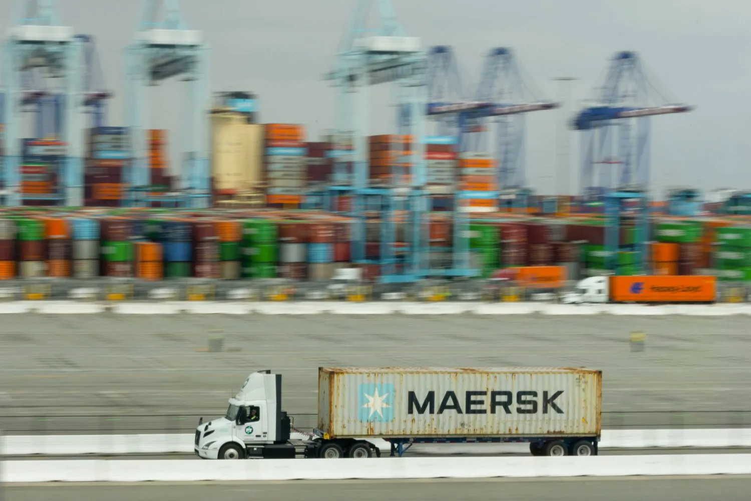 شاحنة تنقل حاوية تابعة لشركة «ميرسك» في محطات «إيه بي إم» بميناء لوس أنجليس - كاليفورنيا (رويترز)