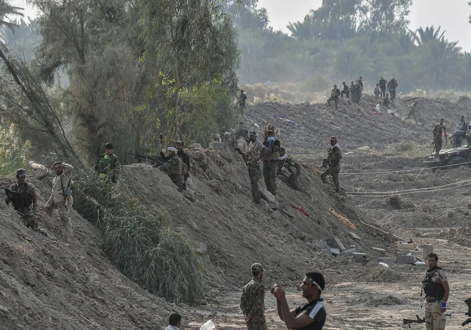 Halk Seferberlik Güçleri tarafından 2014 yılında yayınlanan ve Bağdat'ın güneyindeki Jurf el-Sakhr kasabasında üyelerini gösteren bir fotoğraf.