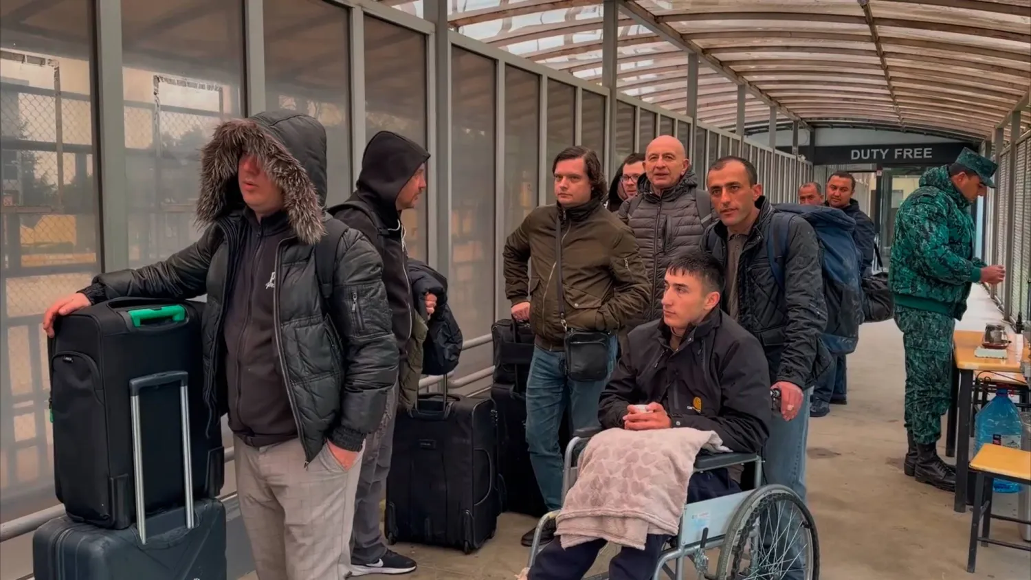 صورة مأخوذة من مقطع فيديو تظهر أشخاصاً من جنسيات مختلفة يعبرون نقطة تفتيش أستارا في أذربيجان في 2 مارس 2026 مغادرين إيران بعد الضربات الأميركية والإسرائيلية (أ.ب)
