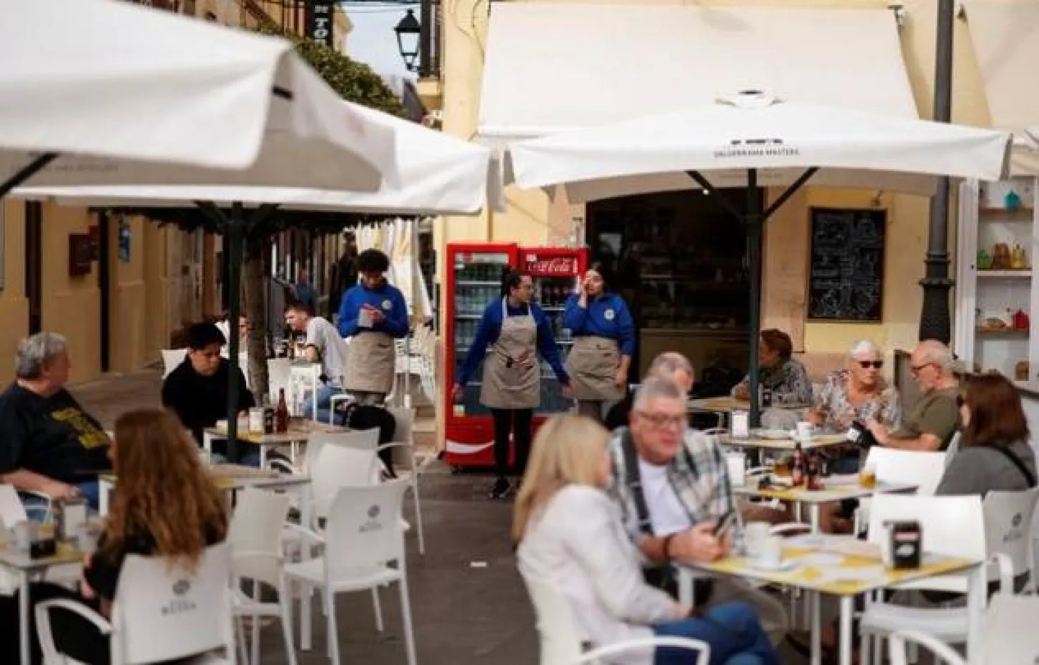 مقهى في وسط مدينة روندا - إسبانيا (رويترز)