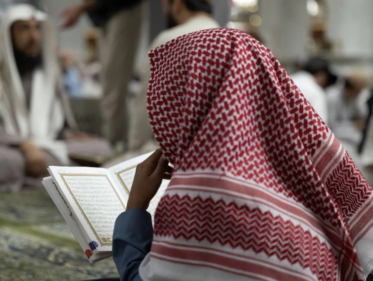 في رمضان يزيد ارتباط المسلمين في أصقاع الأرض بالقرآن الكريم والحديث الشريف (واس)