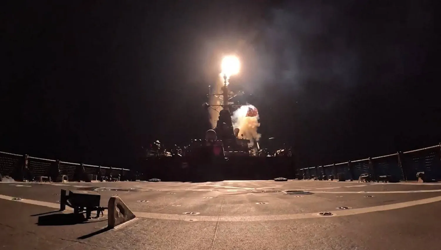 مدمرات صواريخ موجهة تابعة للبحرية الأميركية تطلق صواريخ على الأراضي الإيرانية الثلاثاء الماضي (أ.ف.ب)