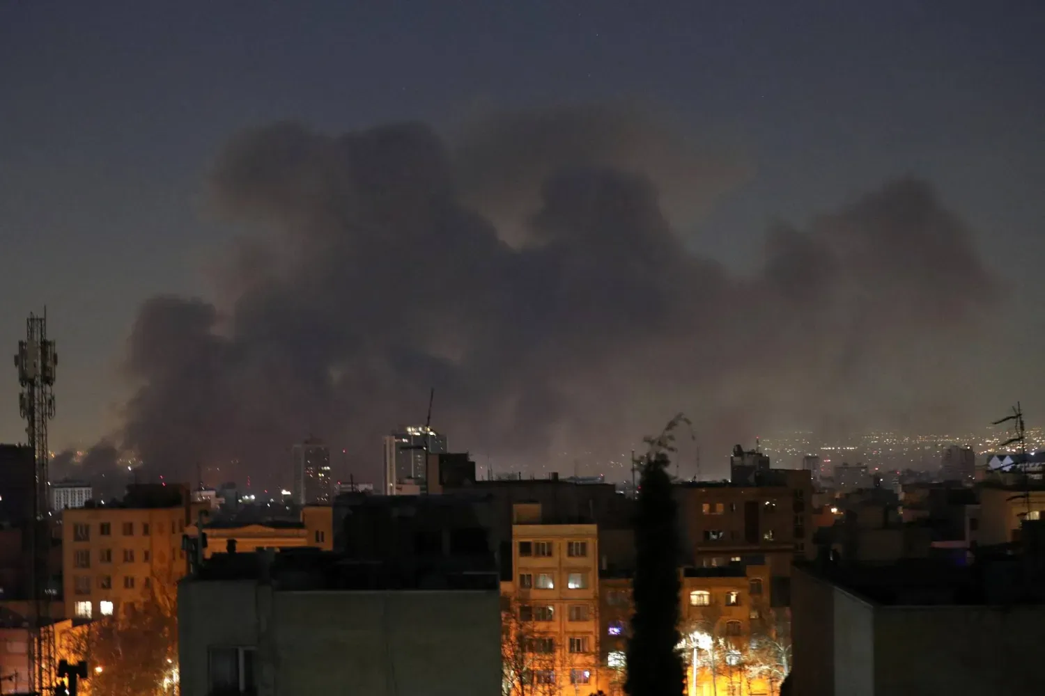 Tahran'ın ağır güvenlik önlemleriyle korunan Pasteur bölgesine düzenlenen hava saldırılarının ardından duman yükseliyor (Reuters)