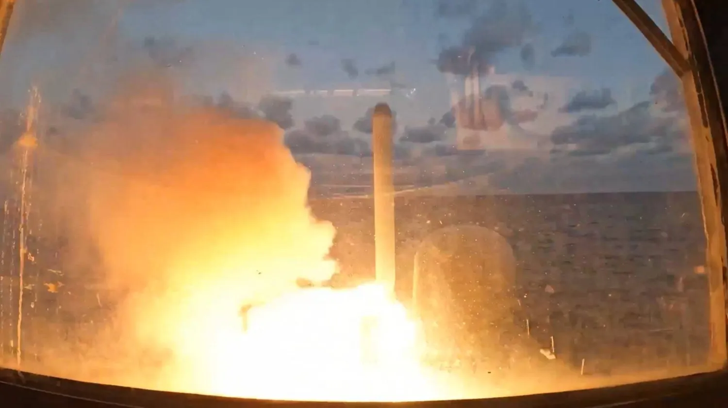 لقطة من فيديو نشرته «سينتكوم» لإطلاق صاروخ «كروز» من إحدى المدمرات الأميركية على إيران (أ.ف.ب)