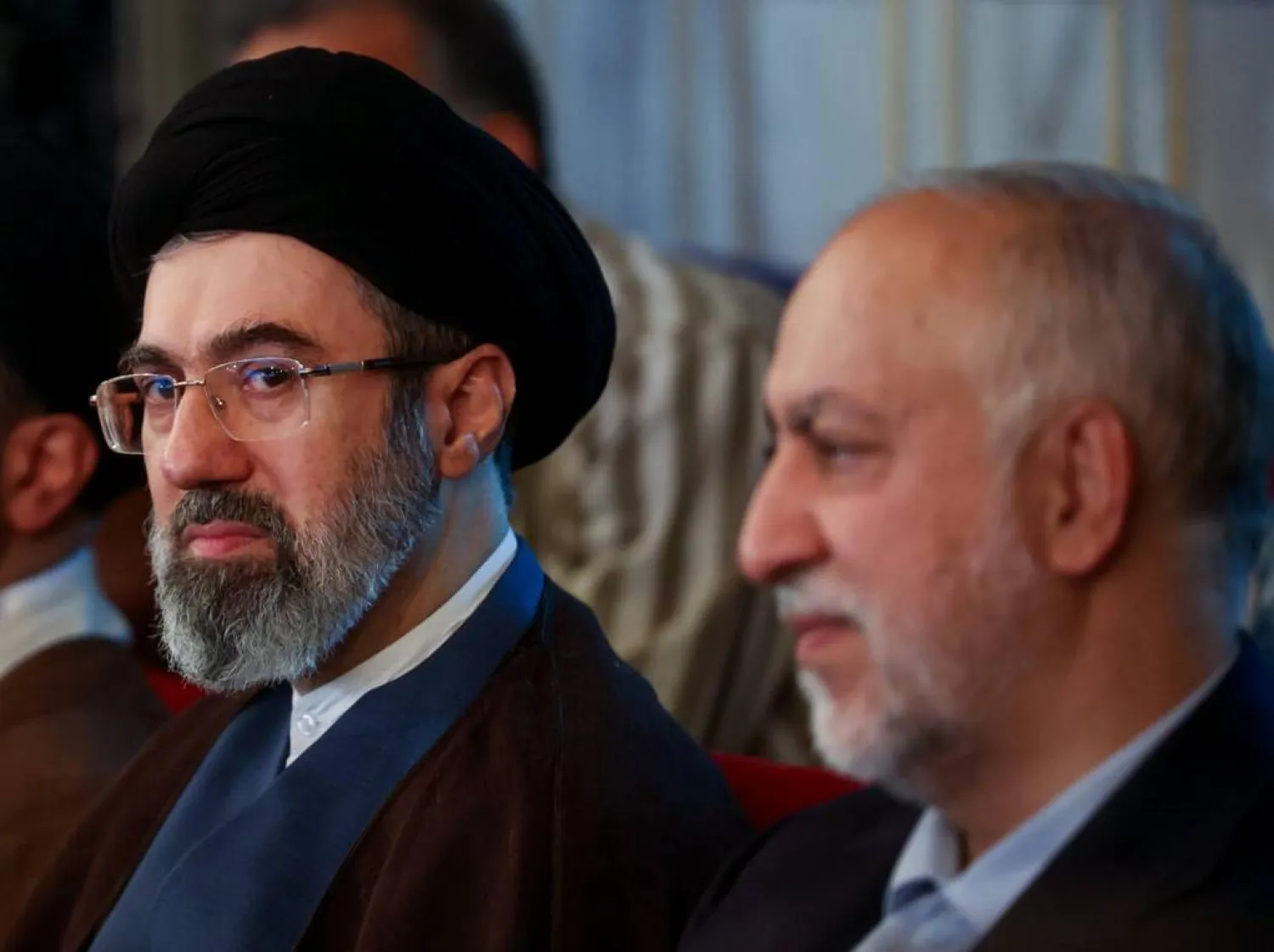 مجتبى خامنئي خلال مشاركته بمراسم تكريم غلام علي حداد عادل والد زوجته ومستشار المرشد للشؤون الثقافية في يوليو الماضي (إرنا)