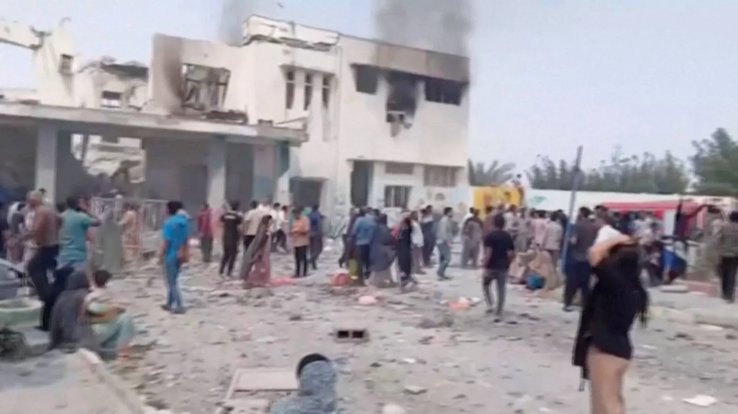 تصاعد دخان أسود من مبنى مدمر في مدرسة بمدينة ميناب الإيرانية إثر غارة جوية وسط الصراع الأميركي الإسرائيلي الإيراني (رويترز)