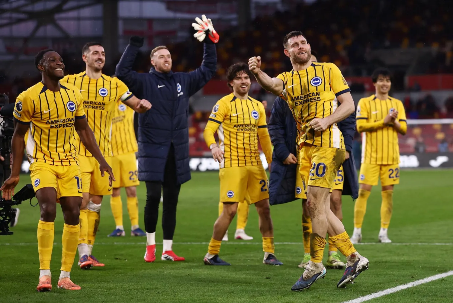 ميلنر يحتفل بدخوله التاريخ بأكبر عدد مباريات في الدوري الإنجليزي بعد مشاركته أمام برنتفورد  في مباراته رقم 654 (رويترز)

